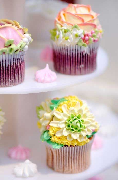 Cupcakes are an example of a micro wedding dessert.